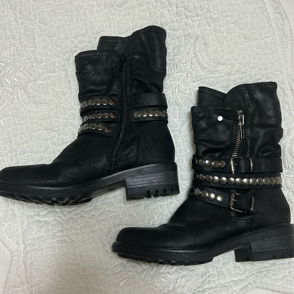 Carlos Santana Zip Boots with metallic embelishments
